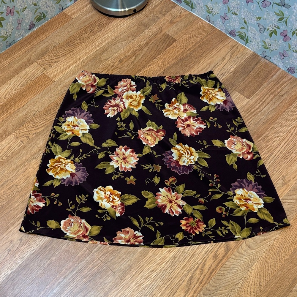 Vintage 1990’s Maggie Sweet brown with a cream and mauve floral skirt. Size 1X.